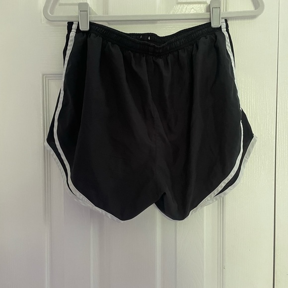 Nike women’s running shorts size medium - Picture 3 of 6